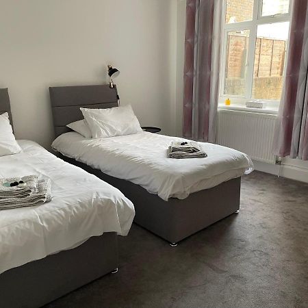 Impeccable 2-Bed Apartment In Eastbourne Kültér fotó