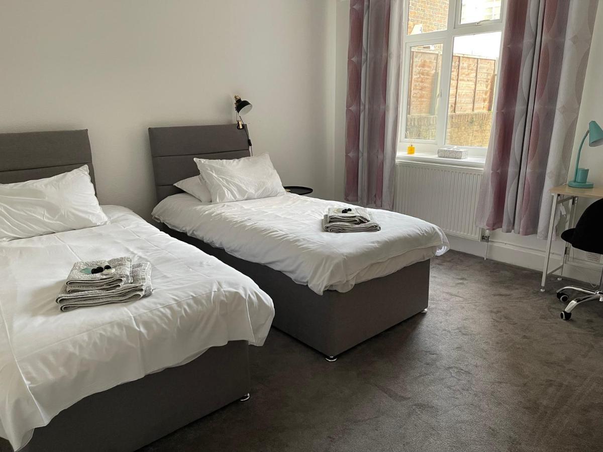 Impeccable 2-Bed Apartment In Eastbourne Kültér fotó